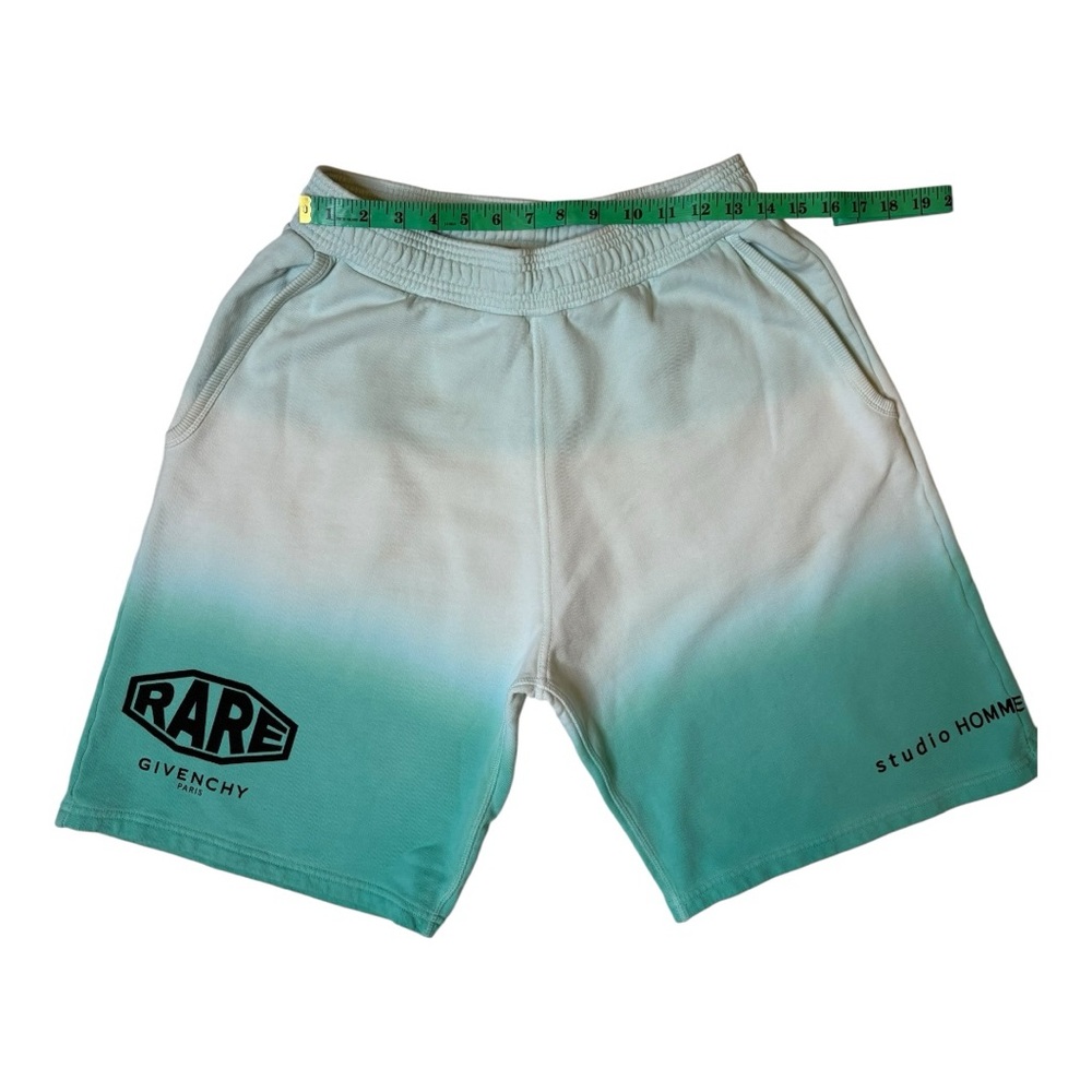 Givenchy Graphic Print Crew Neck T-Shirt
Green Faded Effect Studio Homme Shorts - Picture 9 of 14